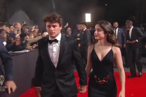 若奥-内维斯携明星女友走红毯，女友也太美了！