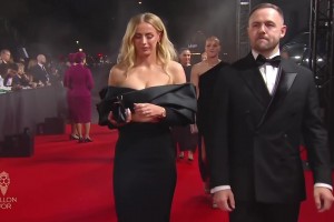 足球女神凯莉抵达金球颁奖仪式现场，穿着正式更美了！