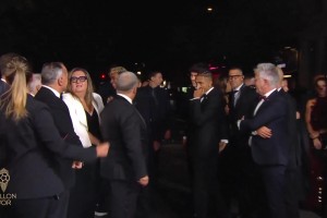 笑嘻嘻~亚马尔和拉波尔塔出席金球奖颁奖典礼时看起来很高兴