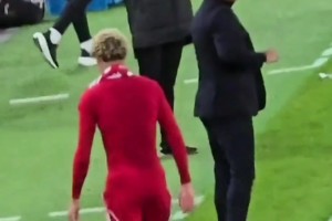 是真生气了！埃基蒂克脱衣庆祝染红，下场时斯洛特懒得看他一眼