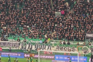 笑喷😂！大连英博球迷来到皇城根儿挑战老北京豆汁儿