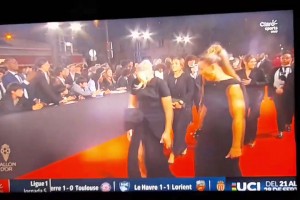 阿森纳女足球员走红毯时被绊了一下，随后忍不住哈哈大笑😂