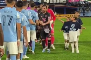 球门近距离视角，感受孙兴慜射门的力量和技术