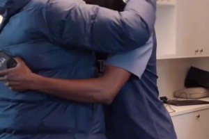 登贝莱携金球奖归队，恩里克这反应情绪价值到位😂