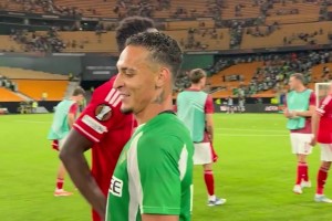 圆神传射+绝平！比赛结束时，安东尼与诺丁汉森林球员拥抱寒暄