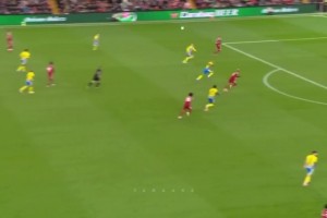 不接受反驳！基耶萨这卸球可以打满分吧