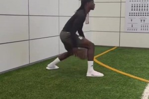 如此丝滑！全能的卡马文加穿拖鞋打篮球😂