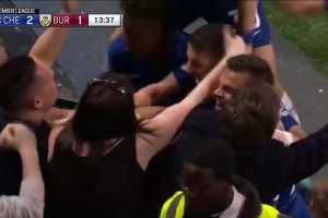 闷死了！伊瓜因被女球迷拉怀里庆祝😅