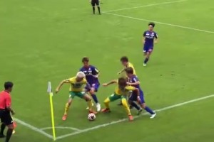 足球场秒变橄榄球！名场面：球队多人合力拖时间！