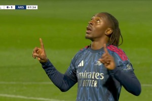 首球来了！斯凯利脚后跟做球，埃泽推射破门