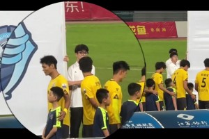 看一遍笑一遍！惊！苏超泰州队球员国歌仪式时转错方向🤭