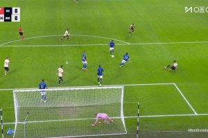 状态不错！拉菲尼亚下底传中，拉什福德凌空卧射被门将神勇扑出！