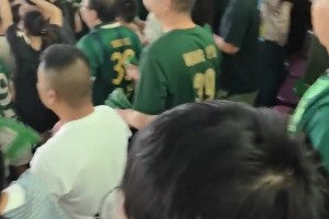 浙江队球迷整齐划一高喊：干死成都！😠