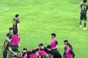 浙江球迷炸锅了！现场实拍浙江队最后时刻绝平蓉城😱
