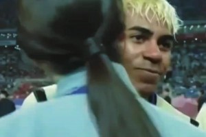 🤣有点兴奋！亚马尔和韩国妹子脸贴脸，实在没绷住笑出了声