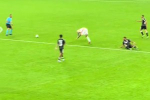 身体被掏空？实拍：久疏战阵的伊卡尔迪跑起来已有些笨拙😐