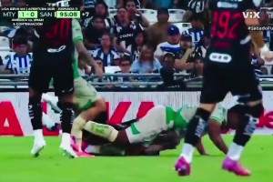 拉莫斯惨遭爆头出血💥争球时被一脚踢中脸部，直接出血了