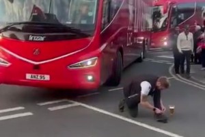 😅水晶宫球迷赛后故意阻拦利物浦大巴，只为唱“你们是坨屎”