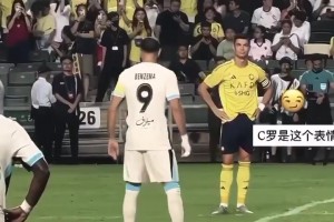 C罗和本泽马在开球前没有交流，但C罗一直在注视着本泽马🫠