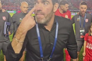 补时连进两球绝平！实拍：亚泰主帅苏亚雷斯赛后激情讲话🔥