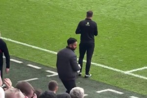 崩溃！场边的阿莫林喝着水低着头，这下真的身败名裂了😅