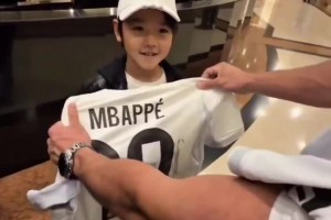 追星成功！阿拉木图小球迷在酒店等到凌晨，终于拿到了姆总签名