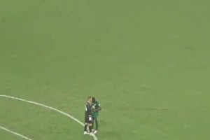 不能耽误看球😂！江苏某地婚礼现场大屏仍在播放苏超