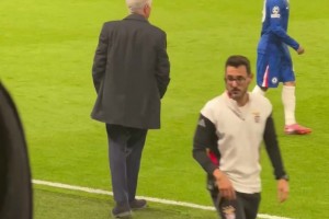 穆里尼奥的名字在斯坦福桥响起，穆帅以飞吻回应球迷😘