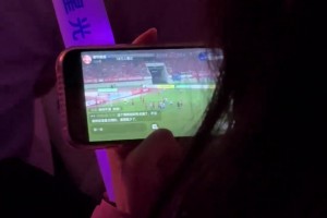 身在曹营心在汉！小姐姐人虽然在演唱会但心还是在苏超这边的😂