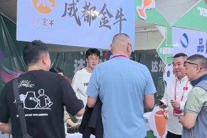 边路飞翼！小钢炮“丫丫”赛后收到了球迷给他的应援旗