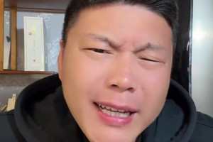 实拍小图拉姆收获欧冠mvp奖杯，网友：图图永远是个乐天派😄