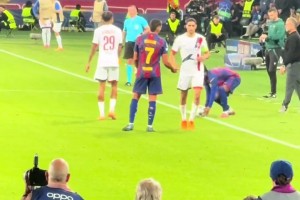 老油条😅！弗里克捡球给巴尔德，被阿什拉夫路过将球打落