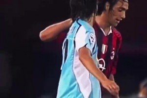 当年小因扎吉朝内斯塔来了个“吻颈之交”，结果惨遭。。。😐