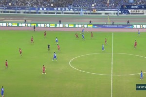 面对连云港队冒顶和门将出击，南京队再失良机