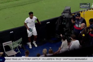 虽然恩德里克机会少，但他还是将自己的球衣送给小球迷😍