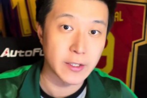 始终保持微笑！一位国米小哥在地铁遭遇一群米兰球迷“围攻”🙂