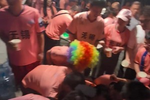 开眼了！赣超赛场奇葩一幕：球员把足球硬生生玩成橄榄球😐