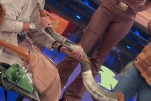 内马尔快把自己笑噶了！这号角怎么吹都吹不起来🤣