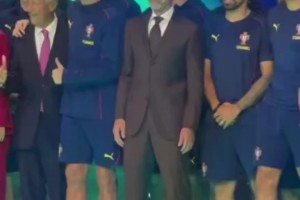 勾肩搭背😂C罗和葡萄牙总统关系就像好兄弟，这地位真没谁了