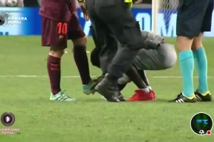 博主：不敢相信在C罗长大的球场里，葡萄牙球迷亲吻了梅西的脚