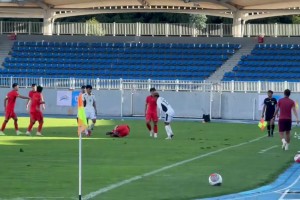 只给黄牌？？😡王钰栋热身赛遭对方飞踹