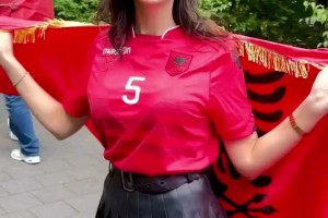 烈焰红唇！阿尔巴尼亚女主持大秀性感身材，这一抹红真好看😍