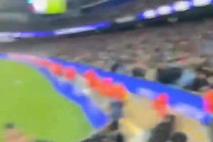 攻陷！利物浦球迷此前放声高歌，要求曼城交出英超冠军🤫