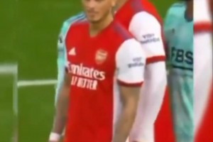 😱人类满级停球瞬间！拜仁：你知道的，J罗也是罗！