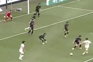 太自信了！现在的日本球员在禁区内已经能如此闲庭信步😗