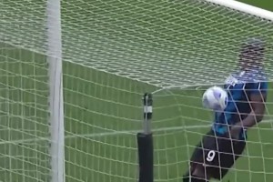 😂名场面！卢卡库：人在门前站，进球天上来！