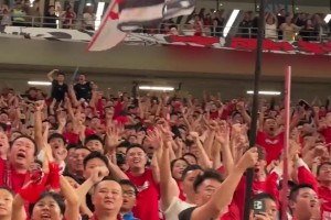 申花客战西海岸，赛前两队吉祥物龙小飞和布鲁互动，还交换了礼物