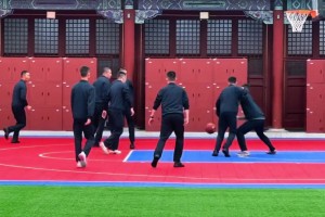 如此苏超怎能不爱！无锡队球员一路猛抢，最后被爆头赢得球权👍