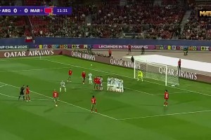 阿根廷门将出击放倒对手VAR判罚任意球！摩洛哥任意球直接破门！