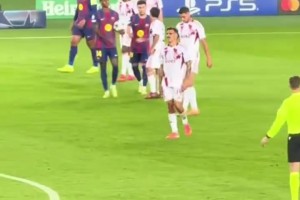 很体贴 😇拉师傅赛后将比赛用球扔给戴帽的费尔明